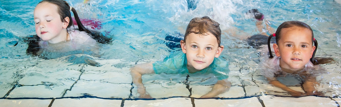 Les 1. Zonder Ouders. Kinderen kleren aan. Laatste 5 minuten mogen ouders kijken. - Zwemschool Kablau